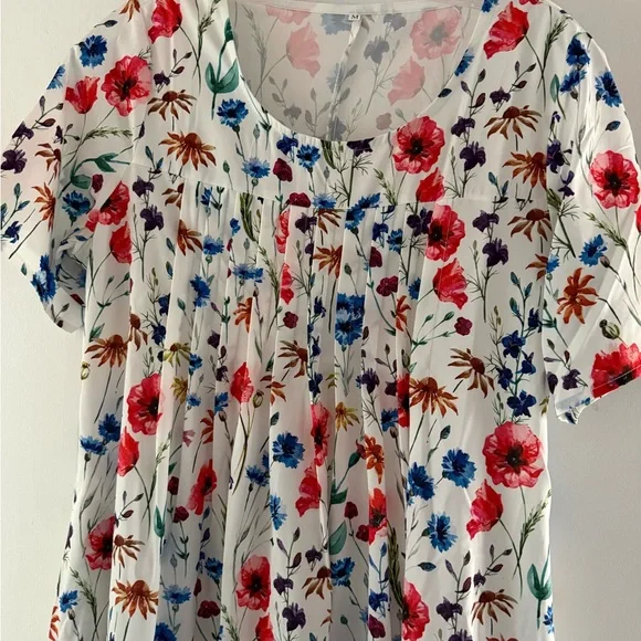 Brand new, never worn. Brightly flowered Polyester nightgown. Marked size M. - Picture 2 of 8